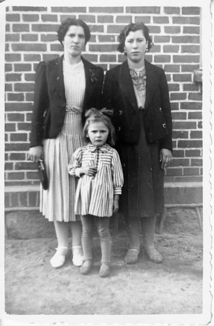 Helen & Zosia with baby Kasia.