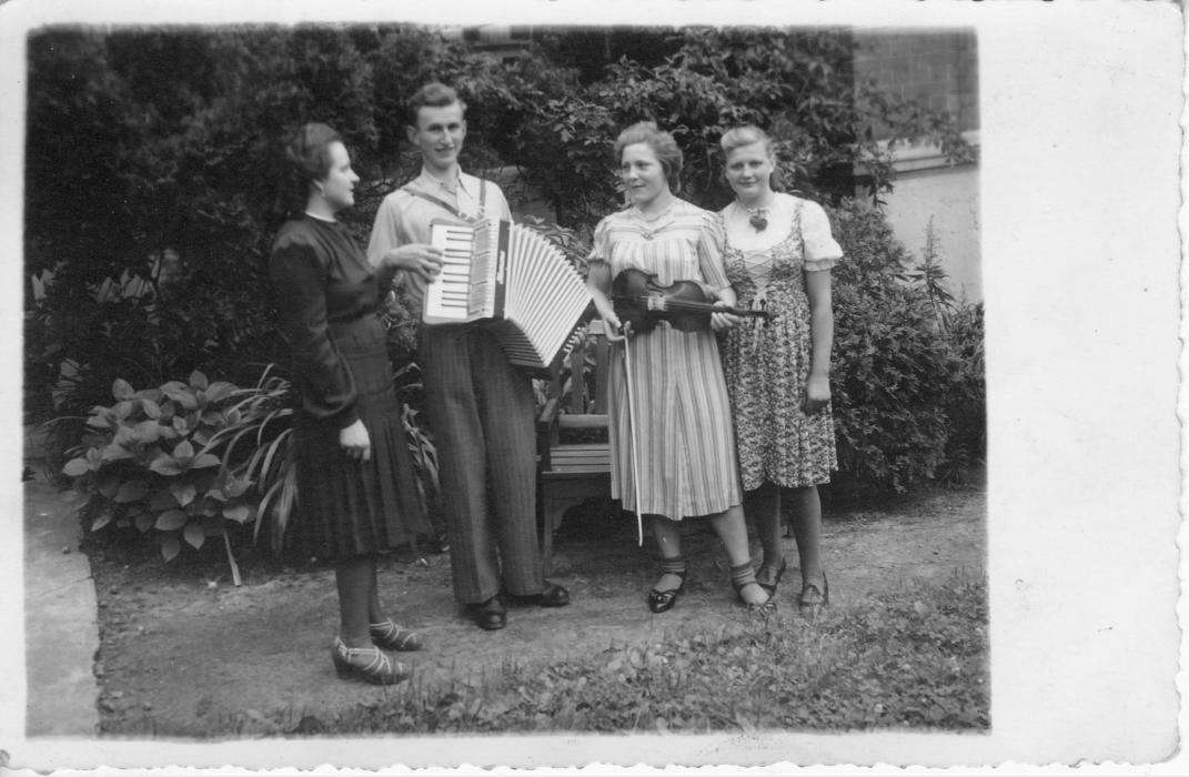Group photo of various of Sophie's family and friends