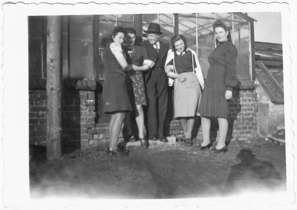 Leonna (2nd from left), married a Scot (on her left).  Sophie — far right. And unknown others.