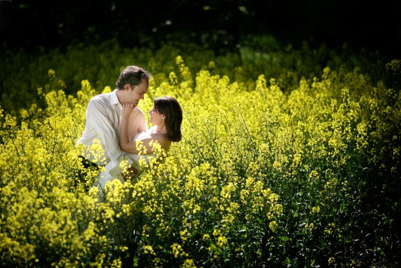 Agata and Roman playing in the flowers. Isn't love grand!