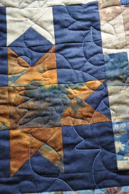 Close-up of quilting on one of the stars, Friendship Stars au bleu.
